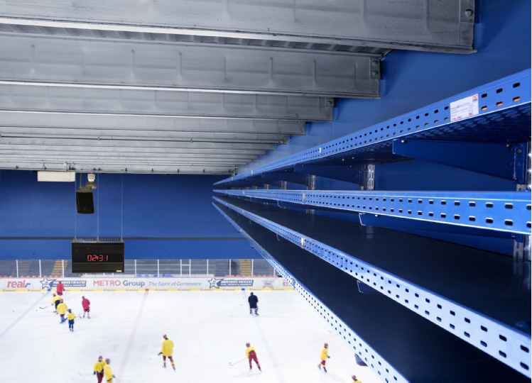 Blaue Kabelrinnen in einer Eissporthalle