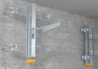 Montage eines I-Stiels an der Wand mittels Befestigungswinkeln und Bolzenankern zur Aufnahme mehrerer Stielausleger