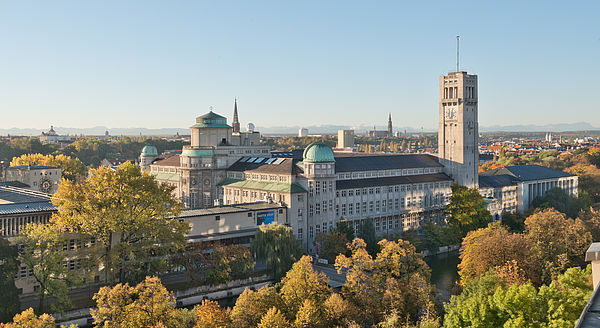 Deutsches Museum München umgeben von Bäumen