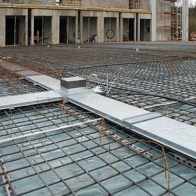 Im Beton Kanalsystem auf Baustahlmatte